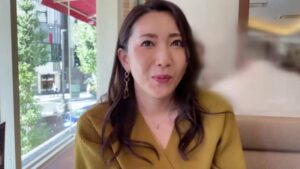 性欲不満の巨乳妻がヤリチン男と実践SEX！旦那も混ざっての汗だくオイルだく3Pで中出し&口内射精5連発！