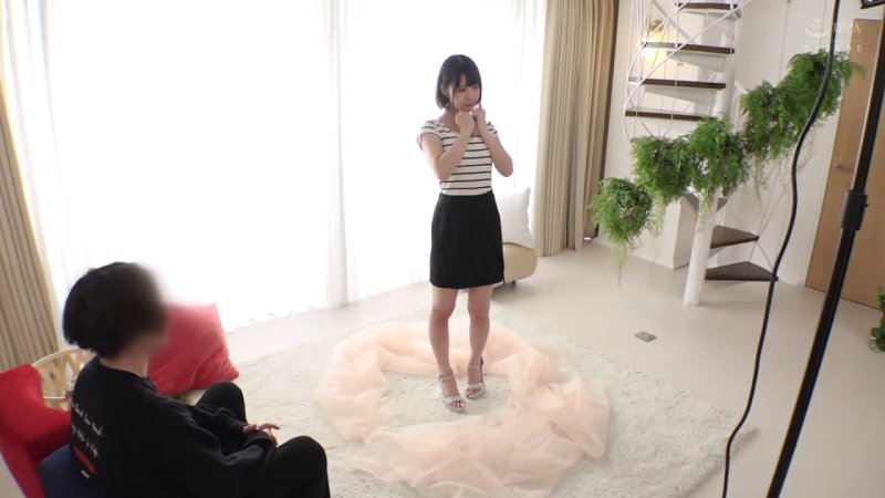 清楚な若妻が夫の目の前で他人棒に悶える、全裸密着撮影の禁断の物語