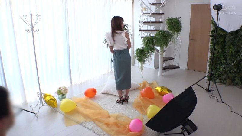 夫に見守られながら、人妻が若い男性モデルと密着ヌード撮影で愛液を垂らす瞬間