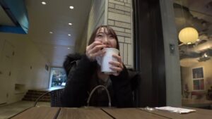 街角でナンパされた純粋娘の物語！立ちバックと騎乗位で歓喜の夜