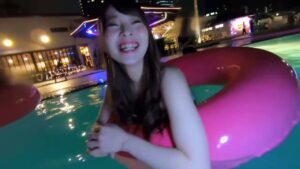 ナイトプールのカーニバル！スレンダーギャルが魅せる痴女プレイと美ワキ