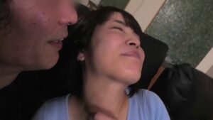 入間市駅前で密かに行われる、美熟女ママの腕拘束ソフトSMプレイ