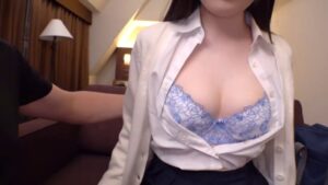 淫らな一夜で激潮スプラッシュ！純白もち美肌の美少女がおじさんに抱かれる